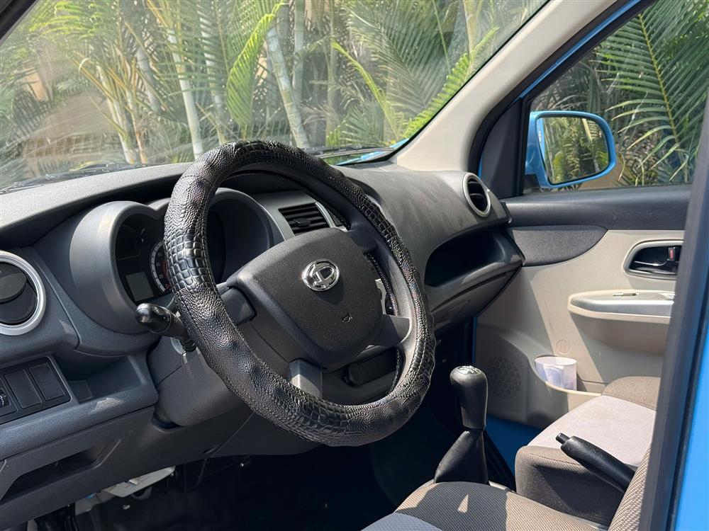 Xe được trang bị nhiều tính năng tiện nghi như máy lạnh cabin, kính bấm chỉnh điện